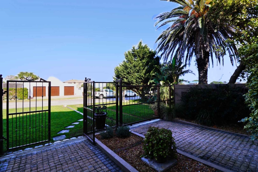 6 Bedroom Property for Sale in Sandbaai Western Cape